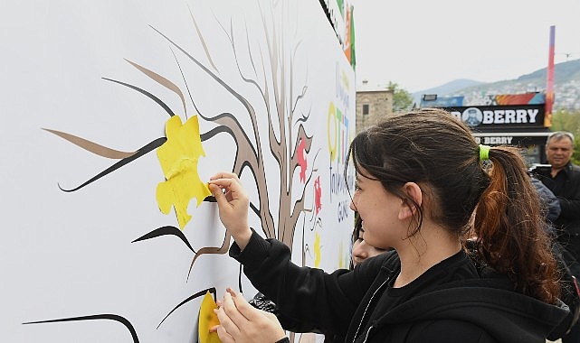 Otizm ağacı kuruldu gelen herkes puzzle parçası yapıştırdı