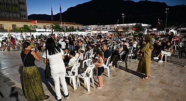 Minik öğrencilere açık havada sinema keyfi