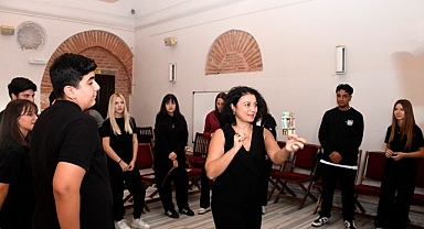 Osmangazi Belediyesi okutarak öğretiyor