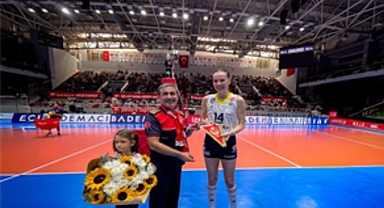 Voleybolun yıldızlarından İzmir İtfaiyesi’ne teşekkür