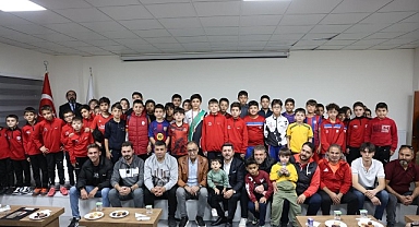 Rasim Arı Başkan’dan Minik Futbolculara Krampon Hediyesi