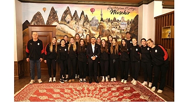 Belediye Başkanı Rasim Arı, Galatasaray Sutopu Kadın Takımı’nı Ağırladı