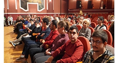 İş hayatına hazırlanan nöroçeşitli gençlerin mezuniyet sevinci