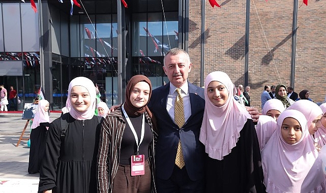 Kocaeli Kitap Fuarı’nda Filistin’e destek:  “Nehirden denize özgür Filistin!”