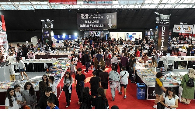 Onlarca yazar, binlerce kitap ve her yaştan okur Cam Piramit’te buluşuyor